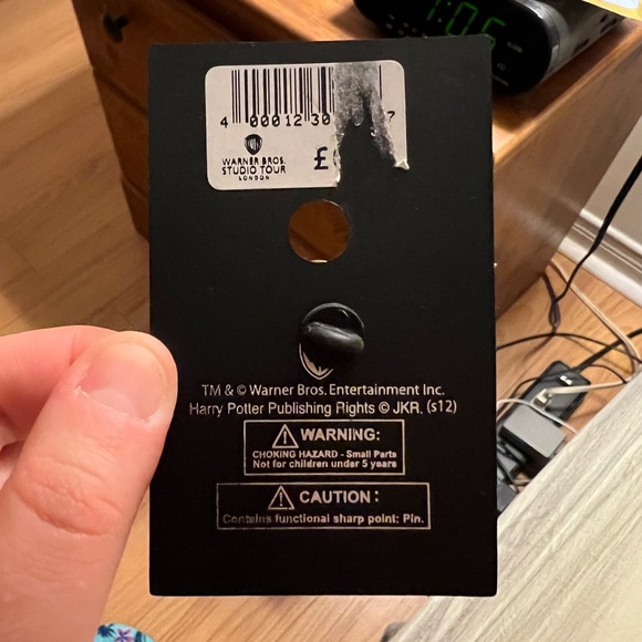 Official Warner Bros. Hufflepuff Crest Pin (from HP Studio Tour London) - Picture 2 of 2